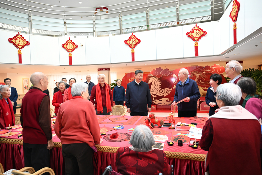 2月9日至10日，中共中央總書記、國家主席、中央軍委主席習近平在北京考察並看望慰問基層幹部群眾。這是10日上午，習近平在西城區“吾老·新街”養老服務街區銀齡老年公寓考察時，同老人們親切交流。
