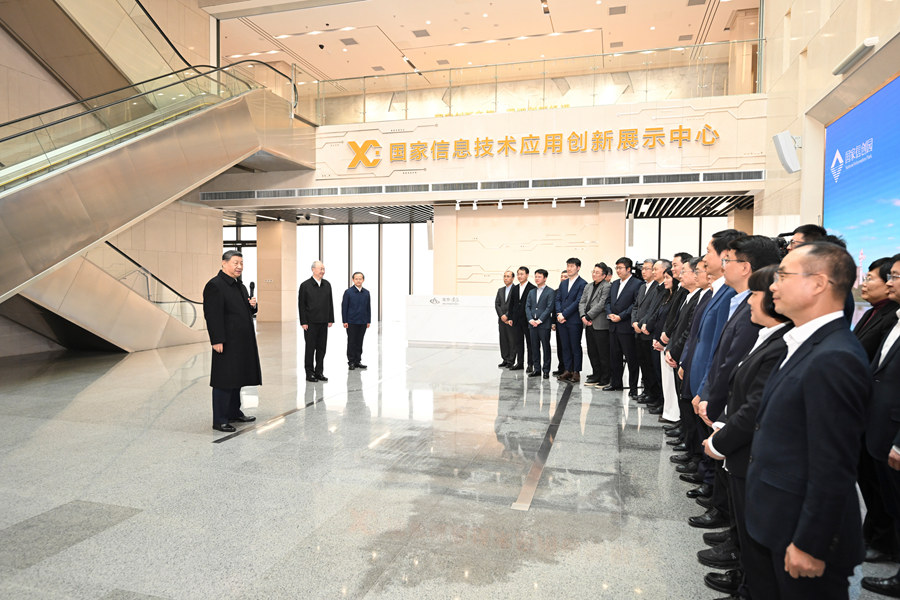 2月9日至10日，中共中央總書記、國家主席、中央軍委主席習近平在北京考察並看望慰問基層幹部群眾。這是9日上午，習近平在位於北京亦莊的國家信創園考察時，同科研人員和科技企業負責人代表交流。