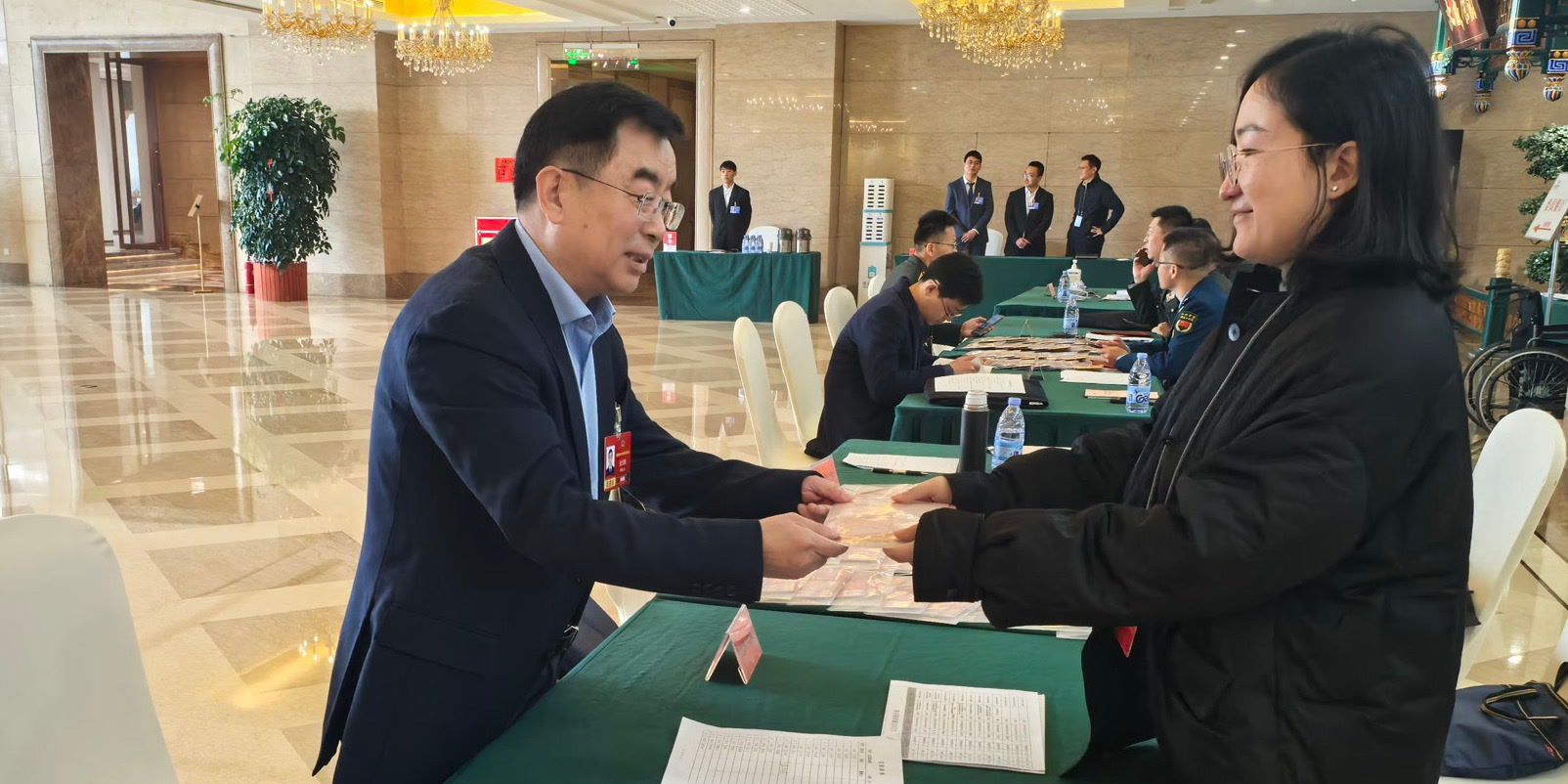 連玉明委員（左）報到。