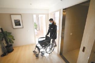 在延慶冬奧村，工作人員展示房間內的無障礙設備。