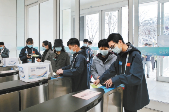 學生志願者們在“冰立方”引導觀眾有序入場。