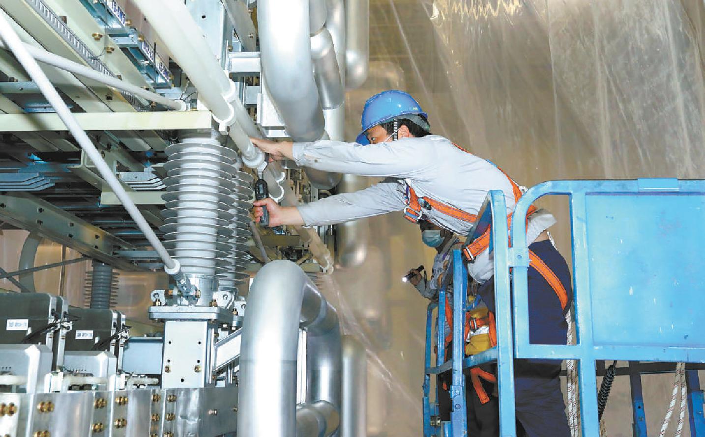 國網北京電力員工在張北柔直工程北京延慶換流站開展年度“首檢”工作。