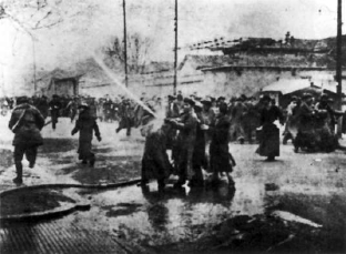 游行學生與軍警搏鬥。