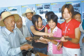 2003年“七一”前夕，“平北紅色第一村”革命傳統教育基地在延慶大莊科鄉沙塘溝村建成，村裏老黨員給孩子們講革命傳統