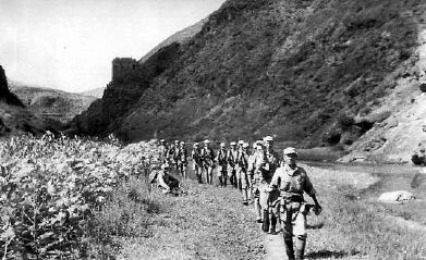 八路軍轉戰在長城內外，此為部隊行軍在司馬臺。