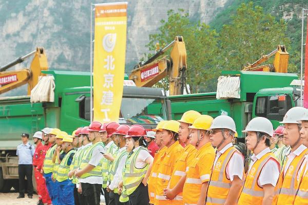 8月27日，房山區在三渡橋舉行災後重建誓師大會，中建一局、中建二局、北京建工集團、北京城建集團、北京環衛集團、北投集團等參建單位被授予“災後重建先鋒隊”旗幟。