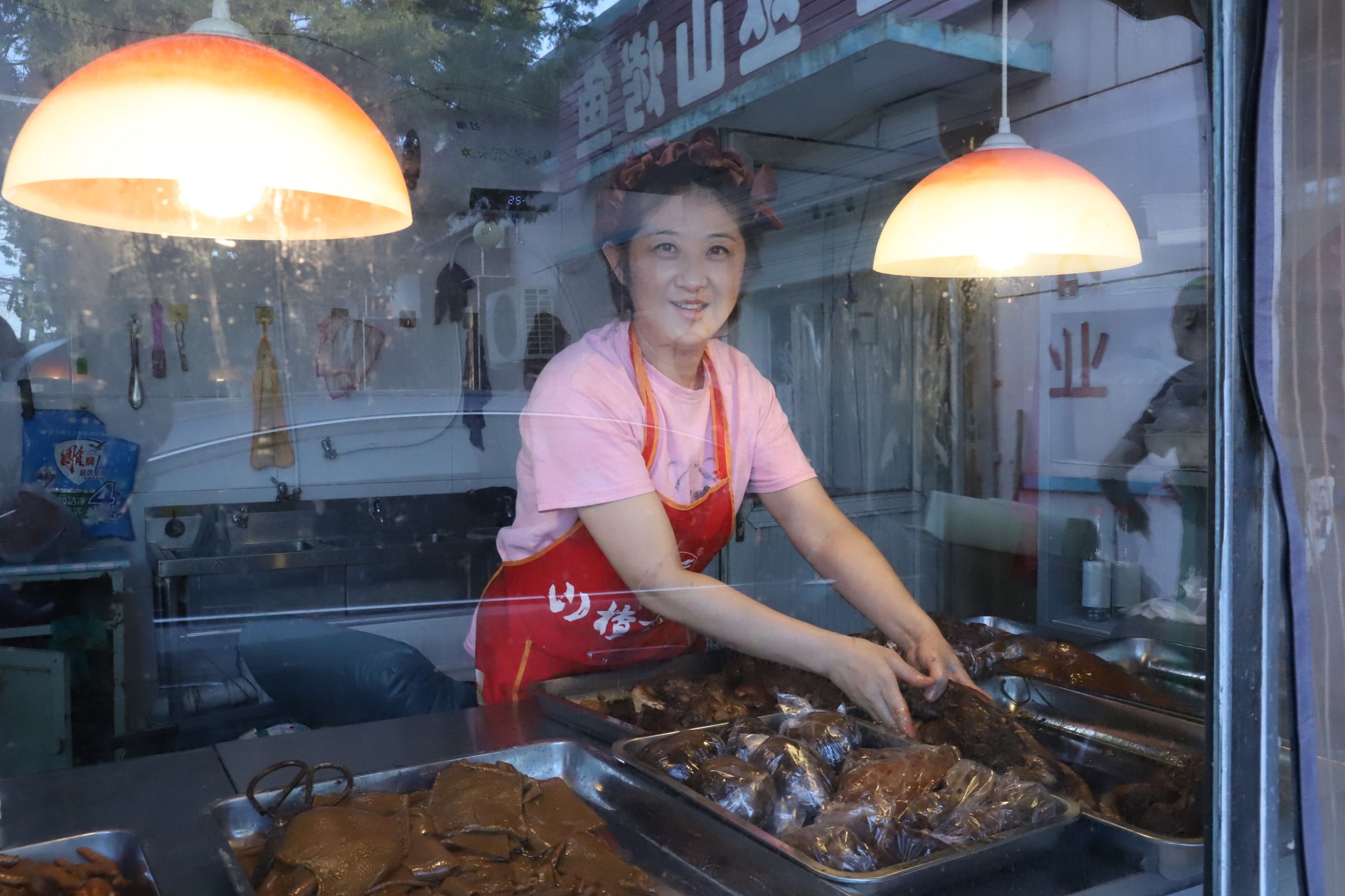8月24日，於曉輝的熟食店暴雨後重新營業。