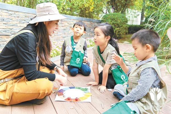 慢閃公園裏，老師帶着孩子們一起探索大自然。
