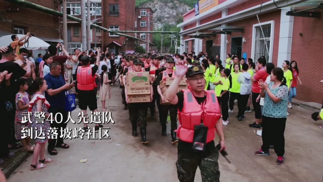 溫度驅散冷雨：落坡嶺的爸爸、媽媽、女兒和奶奶