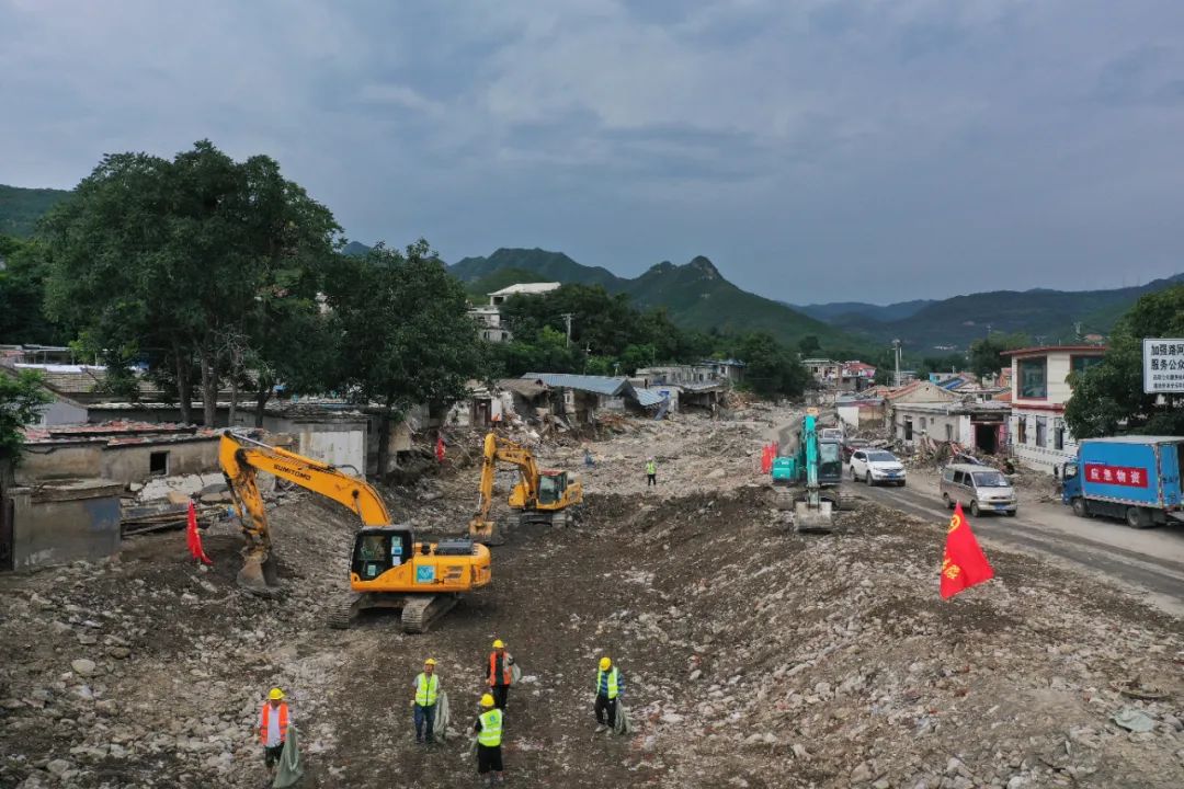 凝心聚力勇擔當 青年突擊隊積極投身防汛抗洪救災一線