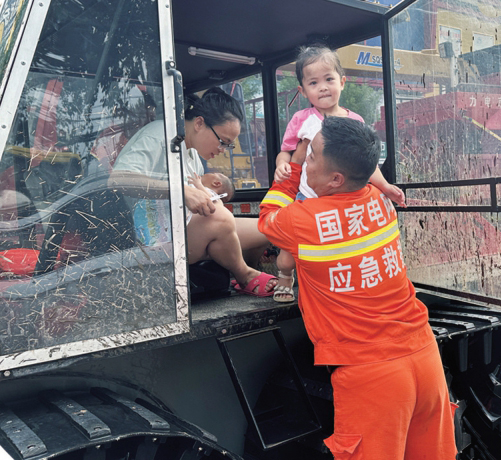 國網北京電力綜合應急救援隊抽調水陸兩棲車幫助居民轉移。