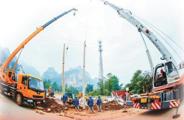 國網北京電力保通搶修隊全力奮戰，克服時間緊迫、道路狹窄、施工困難等因素，順利完成了房山區張坊鎮六渡路10千伏架空線路的搶修工作。