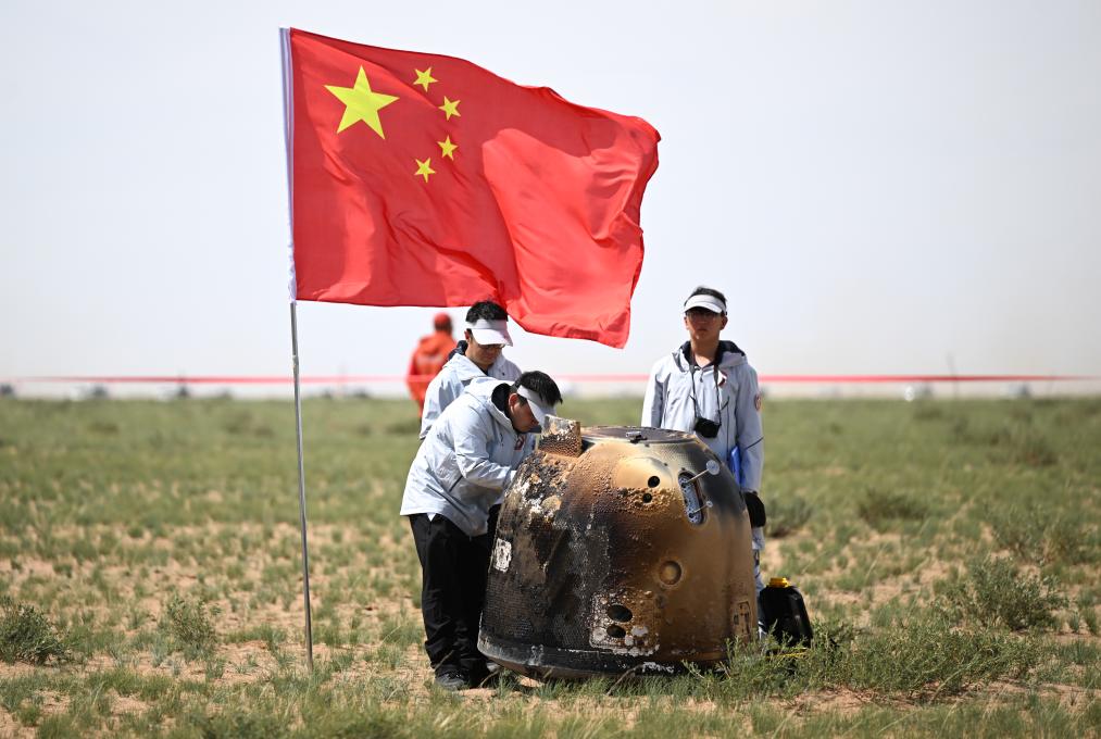 6月25日14時7分，嫦娥六號返回器攜帶來自月背的月球樣品安全着陸在內蒙古四子王旗預定區域，探月工程嫦娥六號任務取得圓滿成功。
