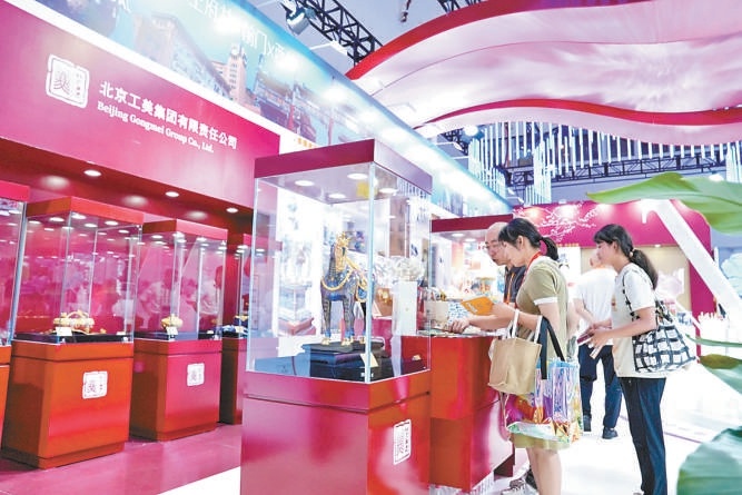 國禮級工藝美術精品亮相消博會北京展館。