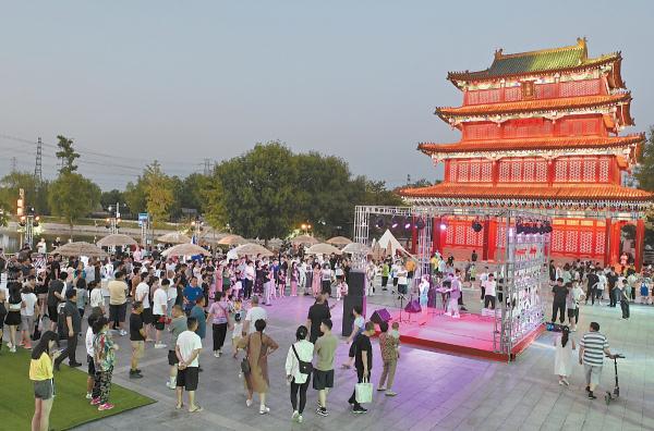 日前，高碑店地區“大運河時光音樂市集”在漕運奧運文化廣場拉開序幕，以夏日新“夜”態激發消費新活力。