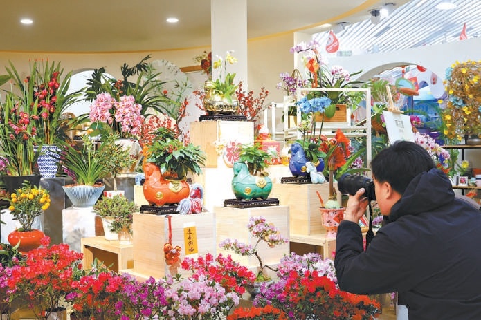昨天，北京花卉交易中心展出“五花馬”文創花器，花器之上，各色年宵花粲然綻放，與駿馬造型相映成趣，寓意“五駿成陣，花開盛世”的美好願景。