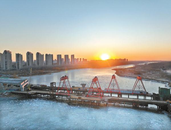 1月15日拍攝的建設中的廠通路潮白河大橋。廠通路潮白河大橋工程建成後，將有效推動京津冀協同發展，打通道路堵點，完善交通基礎設施，加強跨省通行能力。