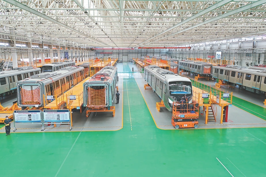 河北京車智慧製造基地內正在生産的地鐵列車車廂。
