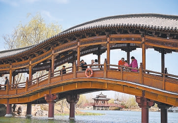 近日，市民在雄安新區悅容公園內休閒。