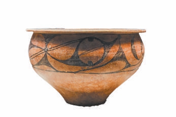 新石器時代深曲腹彩陶盆（複製品）。