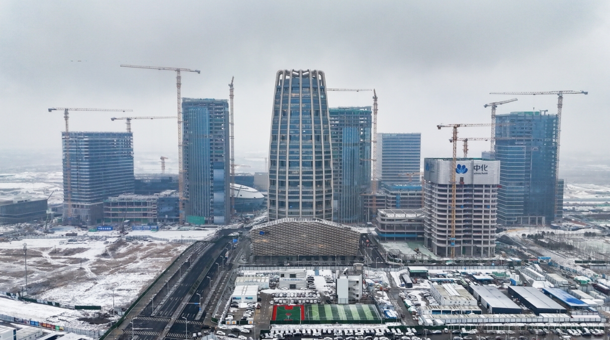 雪中的雄安新區啟動區依然塔吊林立，正在加快建設。