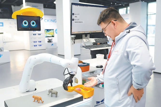 在雄安人工智慧産業園展廳內，具身智慧“眼腦手”機器人正在演示。