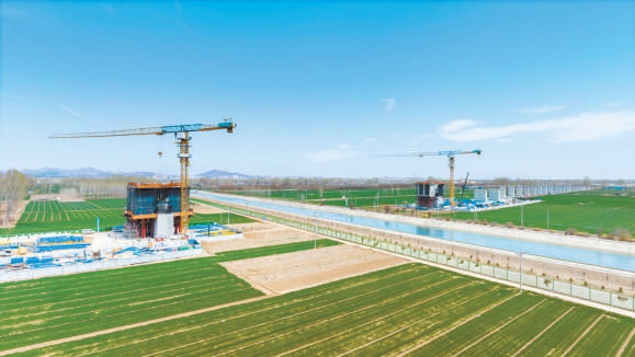 雄忻高鐵跨南水北調幹渠特大橋施工現場。