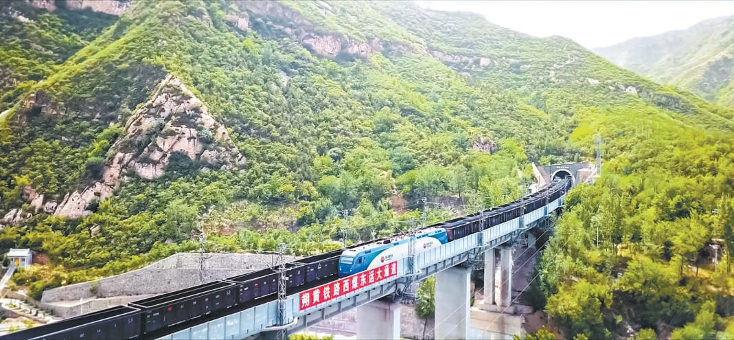 兩萬噸重載列車行駛在朔黃鐵路上。