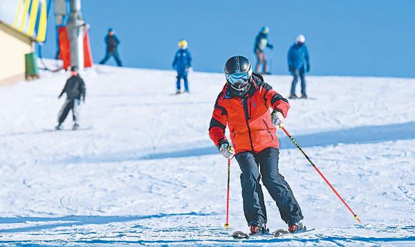 1月26日，滑雪愛好者們在張家口市崇禮區萬龍滑雪場滑雪。