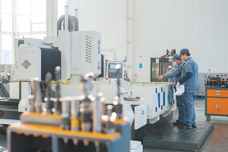 唐山百川機器人共用智慧製造工廠內，工人在加工機器人零部件。