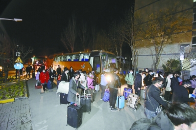 副中心發專車為急需用人的企業跨省接新員工。
