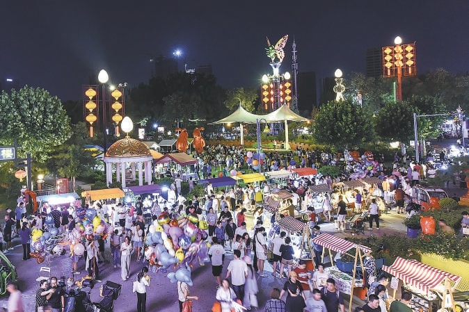 周末晚間熱鬧的月亮河夜市。