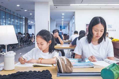 晚8點的通州區圖書館閱讀氛圍濃厚。