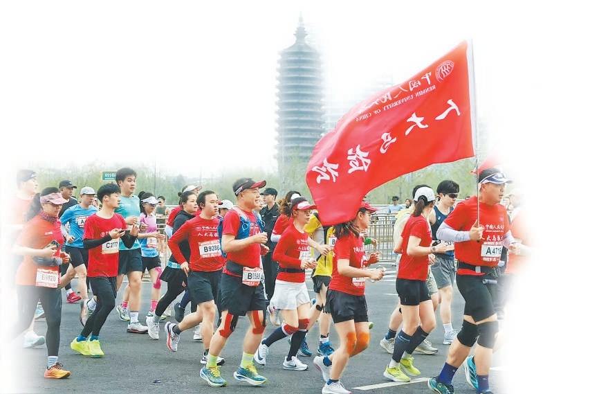 中國人民大學校友馬拉松跑團經過燃燈塔。