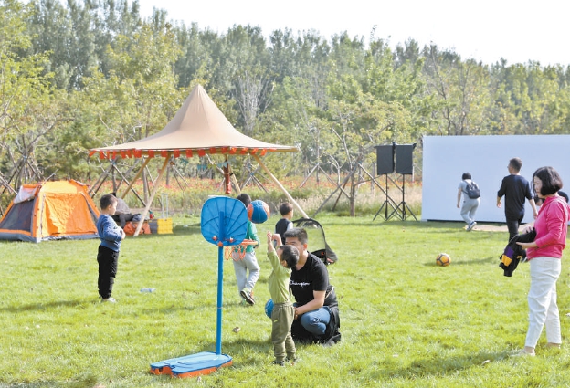 國慶長假期間，副中心城市綠心森林公園迎來大量慕名而來的游客，可租帳篷、扎帳篷的綠洲營地，更是成為新晉的游客打卡地。