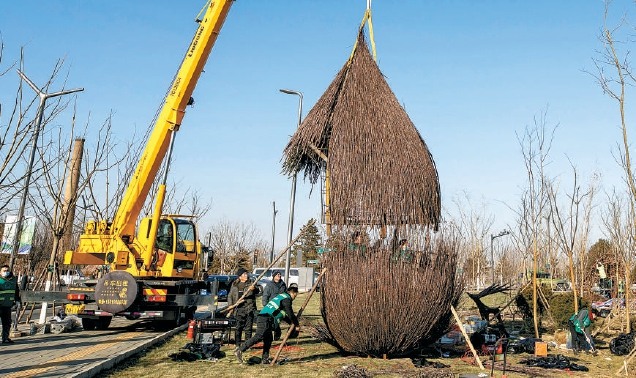 綠心森林公園南門附近的作品《潤物無聲》，外形是一個直徑四米、高約六米的水滴造型，搭建用了近一週時間。