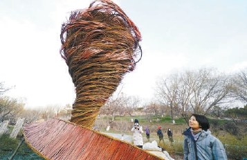 世界花卉大觀園內地景藝術作品《烏斯環》，代表着人類文明的莫比烏斯環與代表着自然力量的龍捲風合二為一，彰顯了人與自然的和諧統一。