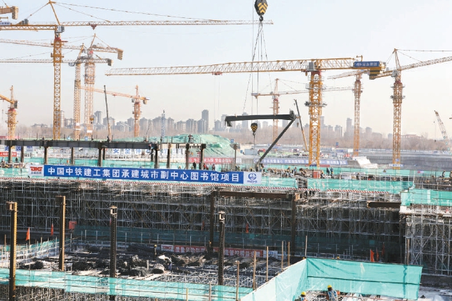 城市副中心三大建築之一的圖書館項目，近日完成首根鋼柱的安裝工作，整個項目將安裝144根鋼柱，每根鋼柱都將被裝飾成“樹榦”造型。