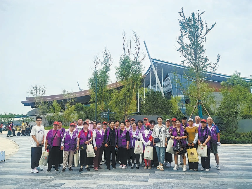 臨河裏街道組織居民參觀三星堆展覽。通州區臨河裏街道供圖