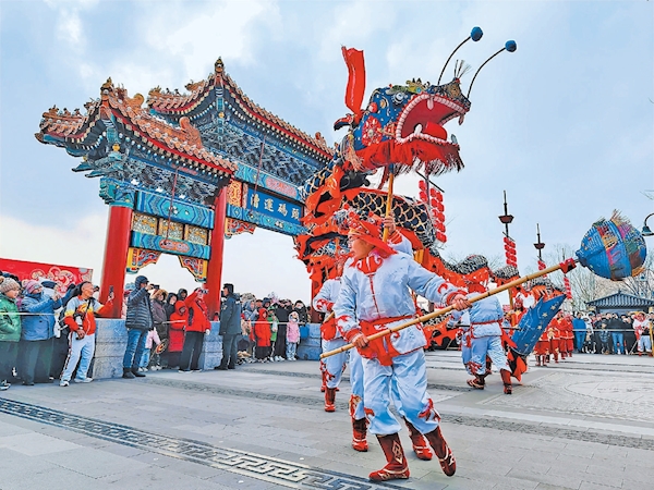 漕運碼頭上演非遺運河龍燈會。