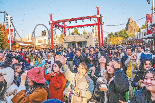 遊客暢享環球精彩。