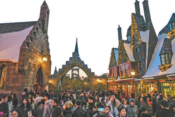 遊客在環球度假區遊玩。