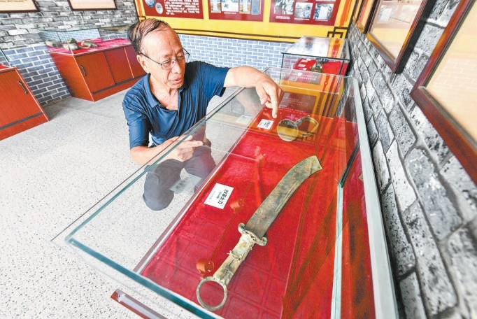 羅文峪長城抗戰遺址紀念館裏的大刀。