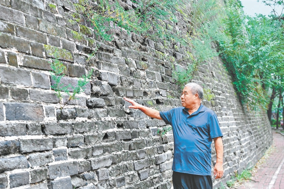 山海關城墻上的戰爭印跡。
