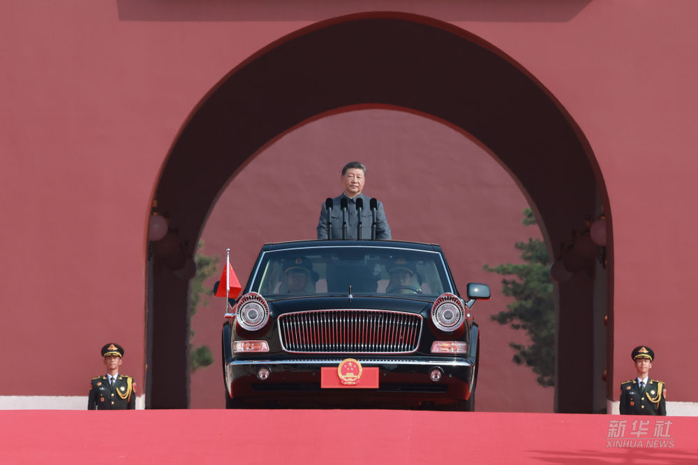 習近平乘檢閱車經過金水橋駛上長安街