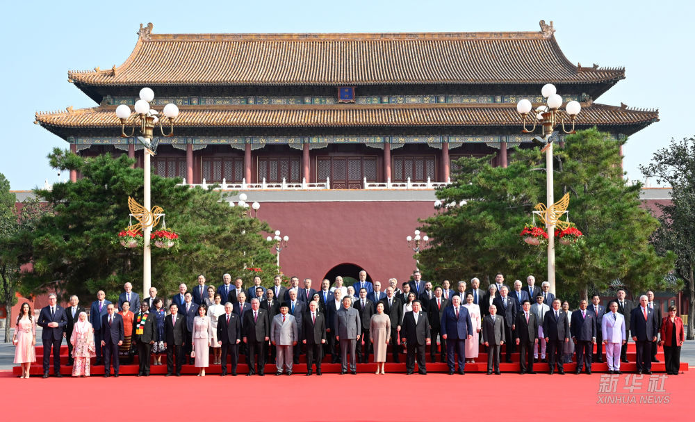 習近平和彭麗媛迎接外方代表團團長及其配偶