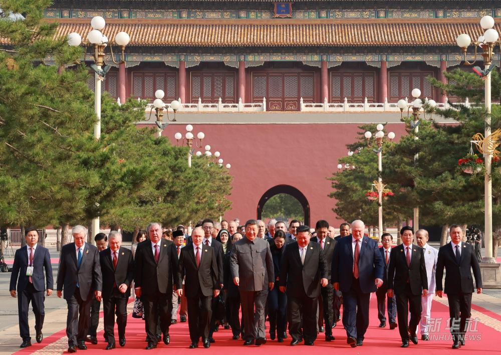 習近平和彭麗媛迎接外方代表團團長及其配偶