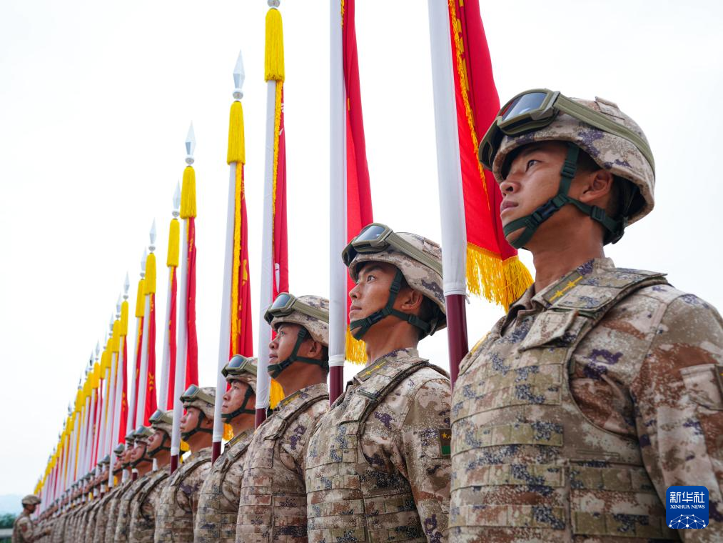 戰旗方隊擎旗手在進行軍姿站立訓練（8月20日攝）。