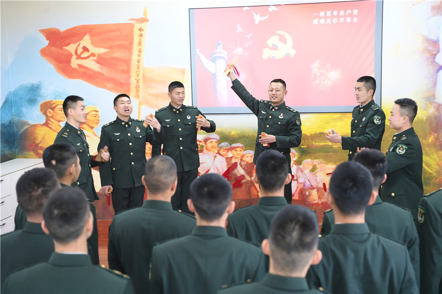 陸軍第83集團軍某旅“紅一連”文藝骨幹為戰友們表演自己創作的快板書