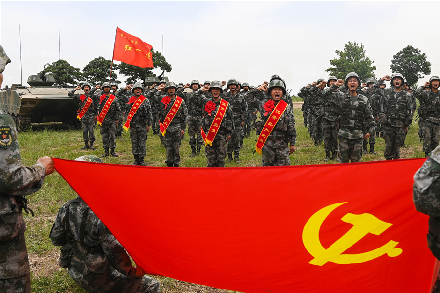 陸軍第83集團軍某旅“紅一連”官兵在演訓場上開展“月評六名優秀共産黨員”活動